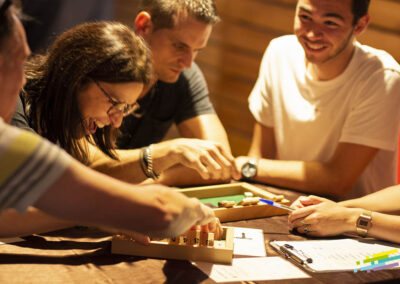 team building jeux en bois autour d'une table